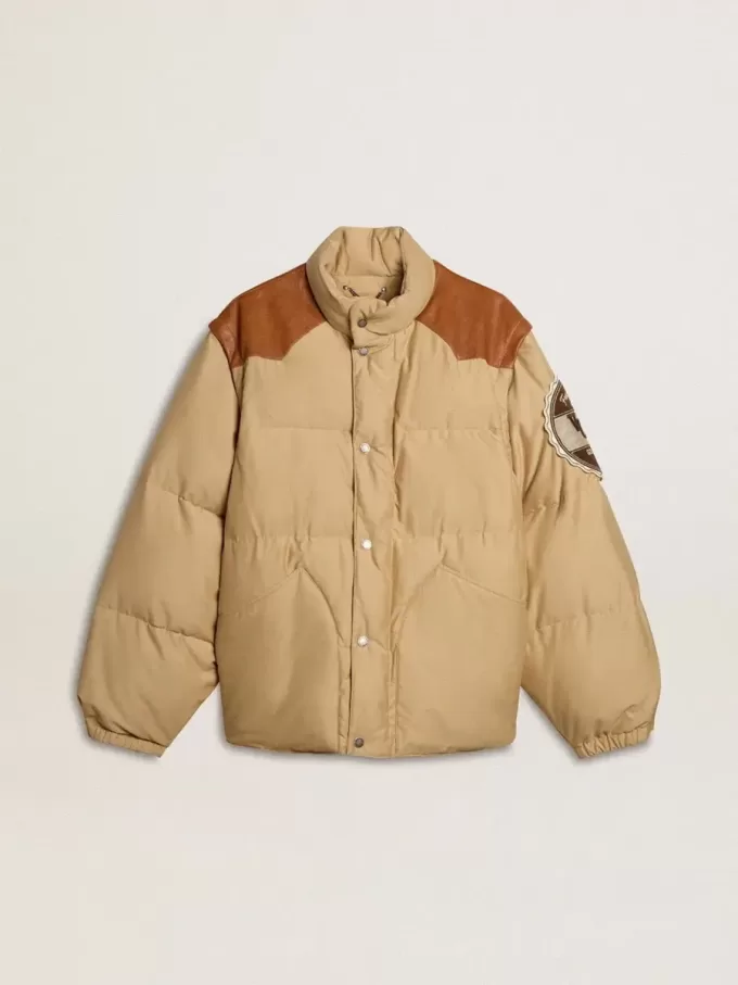Beige Bomberjacke mit Leder- und Patch-Details Beige Bomberjacke mit Leder- und Patch-Details