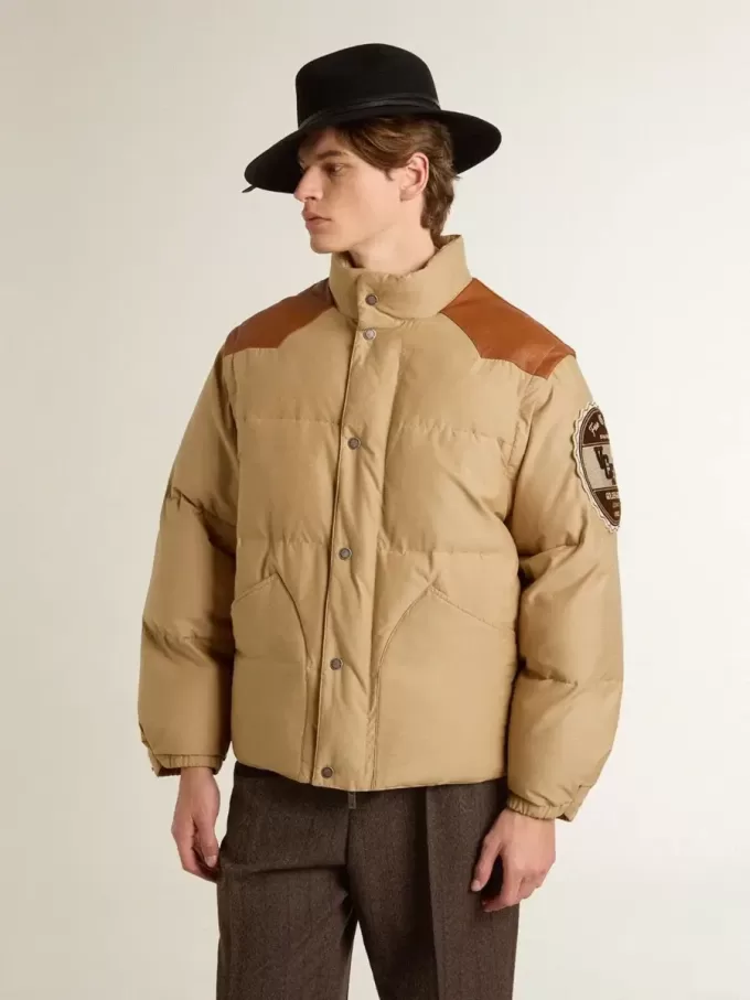 Beige Bomberjacke mit Leder- und Patch-Details Beige Bomberjacke mit Leder- und Patch-Details