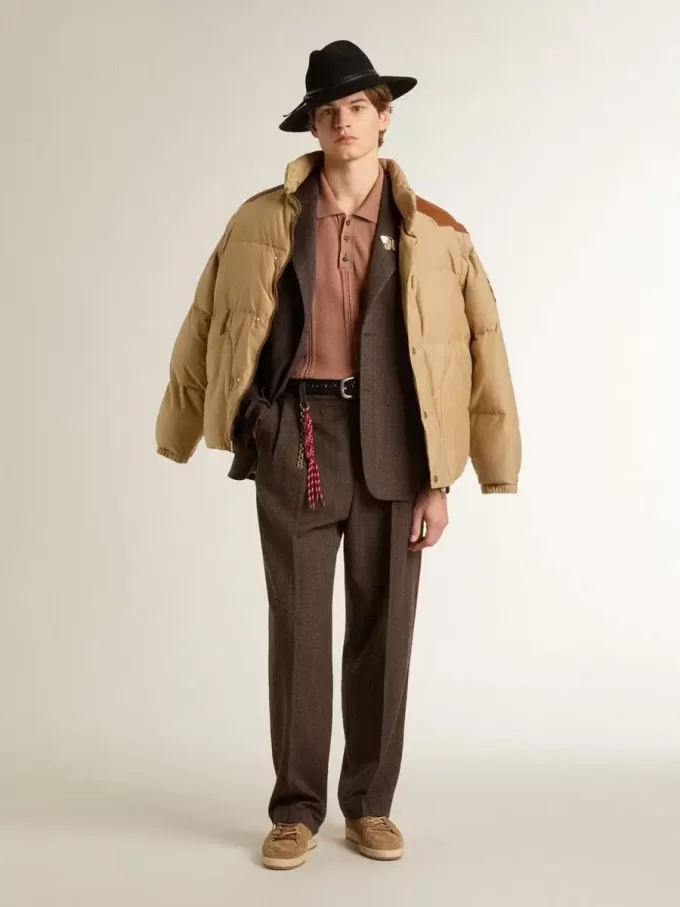 Beige Bomberjacke mit Leder- und Patch-Details Beige Bomberjacke mit Leder- und Patch-Details