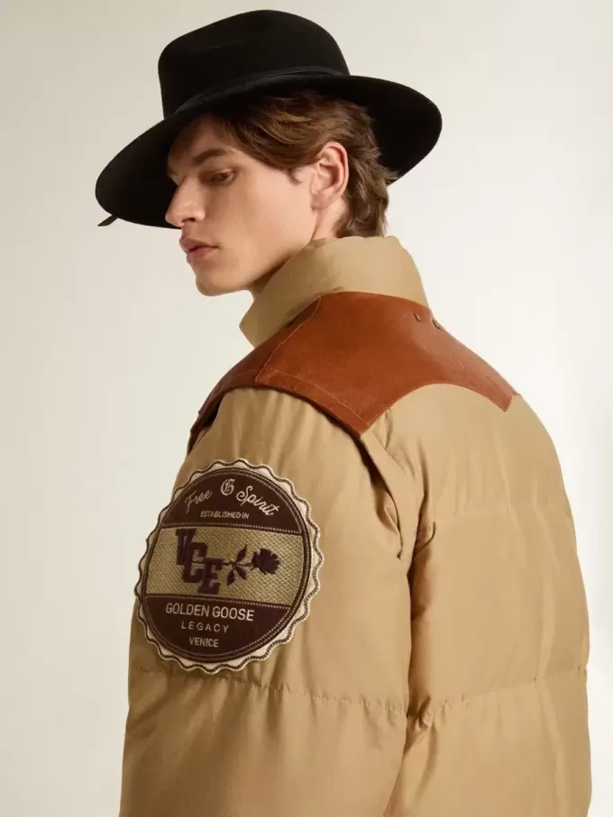 Beige Bomberjacke mit Leder- und Patch-Details Beige Bomberjacke mit Leder- und Patch-Details