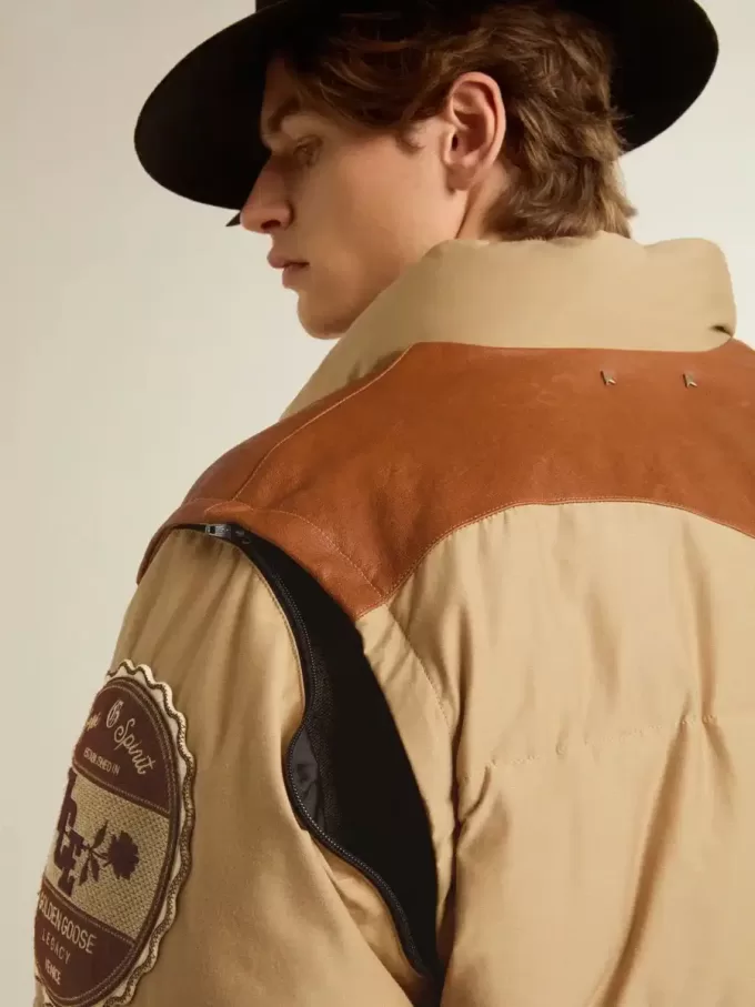 Beige Bomberjacke mit Leder- und Patch-Details Beige Bomberjacke mit Leder- und Patch-Details