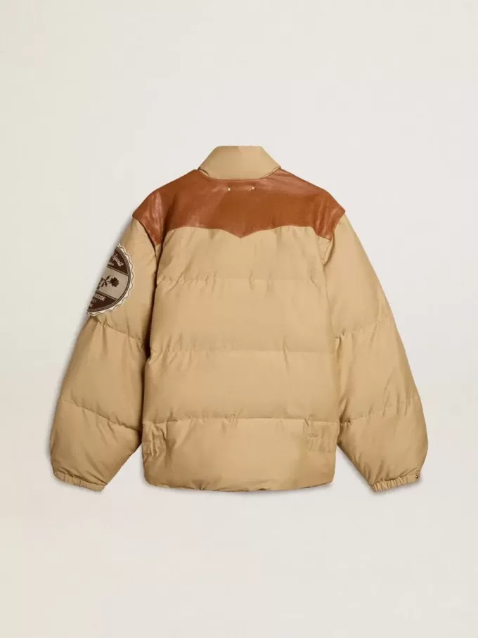 Beige Bomberjacke mit Leder- und Patch-Details Beige Bomberjacke mit Leder- und Patch-Details