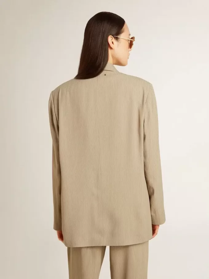 Beigefarbene Damenjacke mit Nadelstreifen und einreihiger Knopfleiste in Oversize-Passform Beigefarbene Damenjacke mit Nadelstreifen und einreihiger Knopfleiste in Oversize-Passform