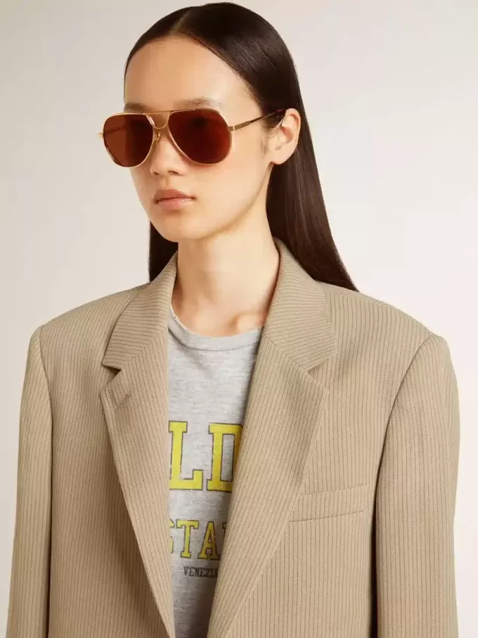 Beigefarbene Damenjacke mit Nadelstreifen und einreihiger Knopfleiste in Oversize-Passform Beigefarbene Damenjacke mit Nadelstreifen und einreihiger Knopfleiste in Oversize-Passform