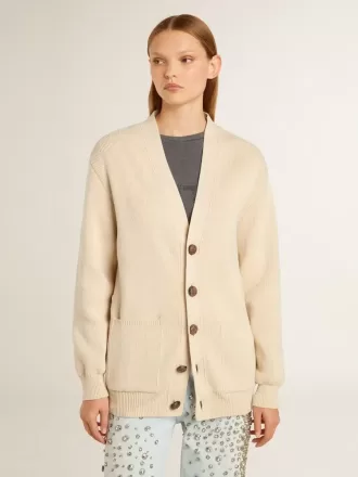Beigefarbene Damenstrickjacke mit „Golden”-Schriftzug auf der Rückseite
