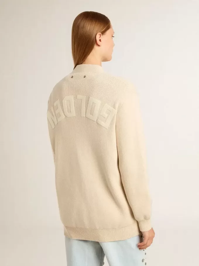Beigefarbene Damenstrickjacke mit „Golden”-Schriftzug auf der Rückseite Beigefarbene Damenstrickjacke mit „Golden”-Schriftzug auf der Rückseite