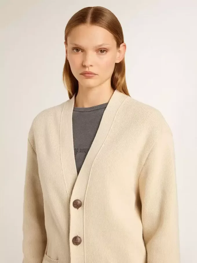 Beigefarbene Damenstrickjacke mit „Golden”-Schriftzug auf der Rückseite Beigefarbene Damenstrickjacke mit „Golden”-Schriftzug auf der Rückseite