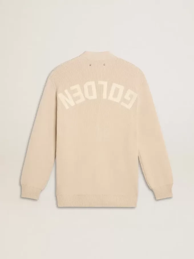 Beigefarbene Damenstrickjacke mit „Golden”-Schriftzug auf der Rückseite Beigefarbene Damenstrickjacke mit „Golden”-Schriftzug auf der Rückseite