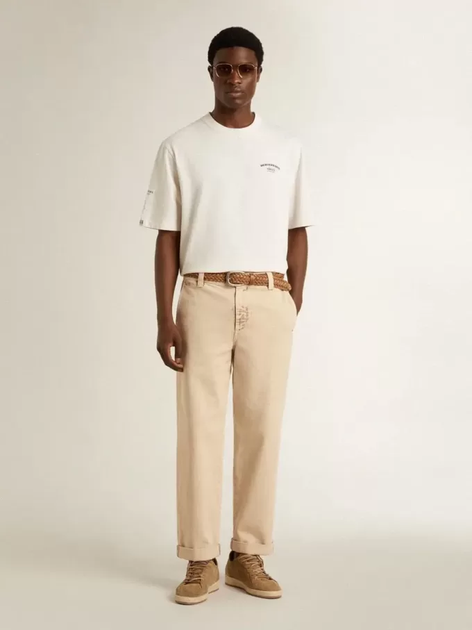 Beigefarbene Herren-Chinos mit Used-Look-Finish