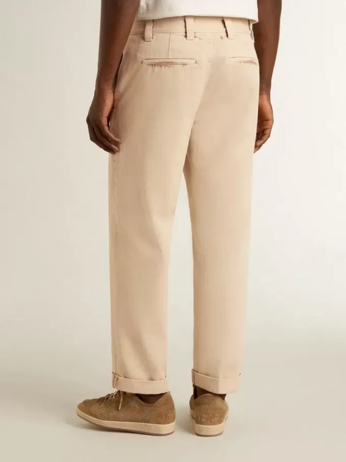 Beigefarbene Herren-Chinos mit Used-Look-Finish