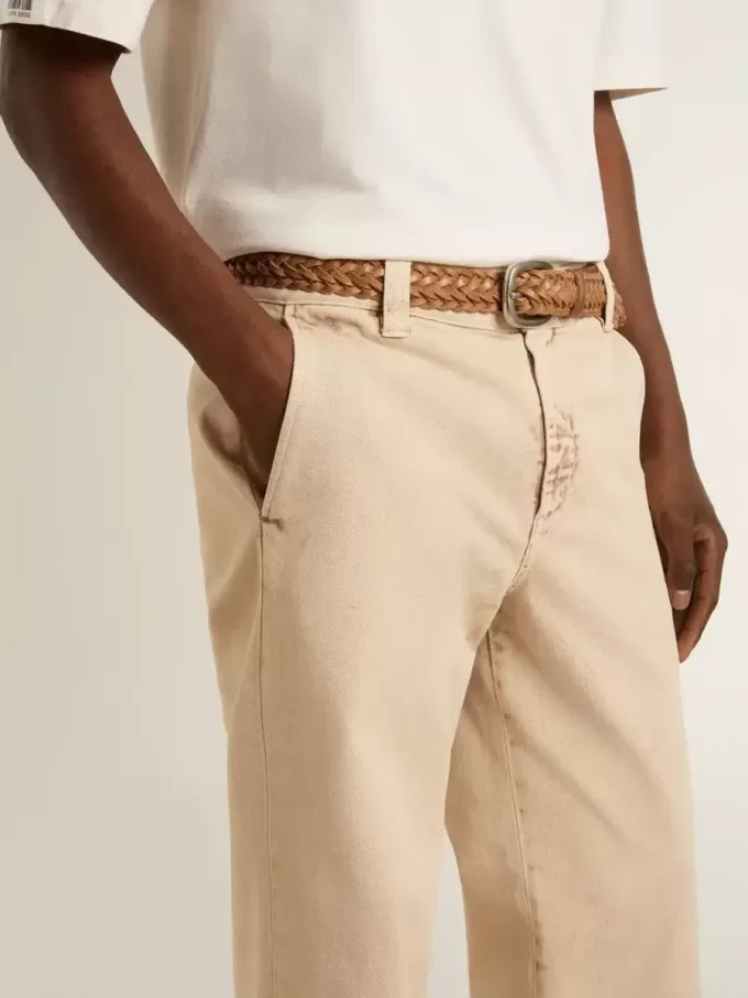 Beigefarbene Herren-Chinos mit Used-Look-Finish