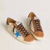 Beigefarbene Herren-Super-Star LTD mit hellblauem Stern und Fersenlasche mit Krokodilprägung Beigefarbene Herren-Super-Star LTD mit hellblauem Stern und Fersenlasche mit Krokodilprägung