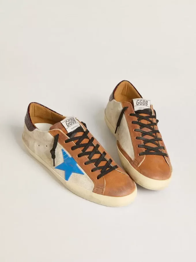 Beigefarbene Herren-Super-Star LTD mit hellblauem Stern und Fersenlasche mit Krokodilprägung Beigefarbene Herren-Super-Star LTD mit hellblauem Stern und Fersenlasche mit Krokodilprägung