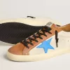 Beigefarbene Herren-Super-Star LTD mit hellblauem Stern und Fersenlasche mit Krokodilprägung Beigefarbene Herren-Super-Star LTD mit hellblauem Stern und Fersenlasche mit Krokodilprägung