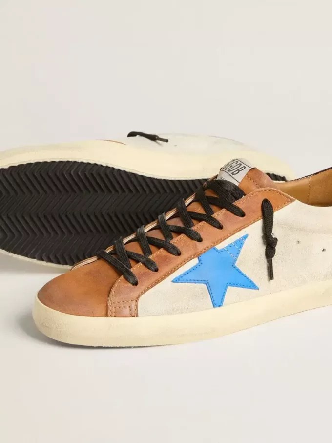 Beigefarbene Herren-Super-Star LTD mit hellblauem Stern und Fersenlasche mit Krokodilprägung Beigefarbene Herren-Super-Star LTD mit hellblauem Stern und Fersenlasche mit Krokodilprägung
