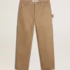 Beigefarbene Herrenhose mit Aufnähern