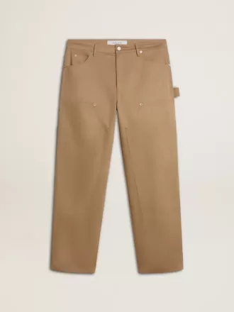 Beigefarbene Herrenhose mit Aufnähern