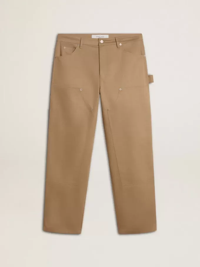 Beigefarbene Herrenhose mit Aufnähern