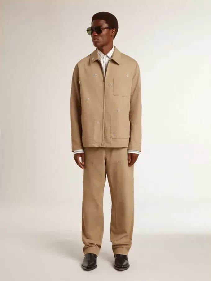 Beigefarbene Herrenhose mit Aufnähern