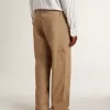 Beigefarbene Herrenhose mit Aufnähern