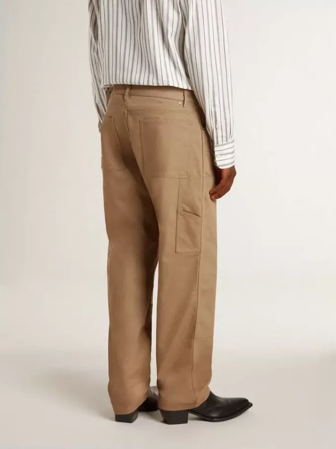 Beigefarbene Herrenhose mit Aufnähern