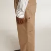 Beigefarbene Herrenhose mit Aufnähern
