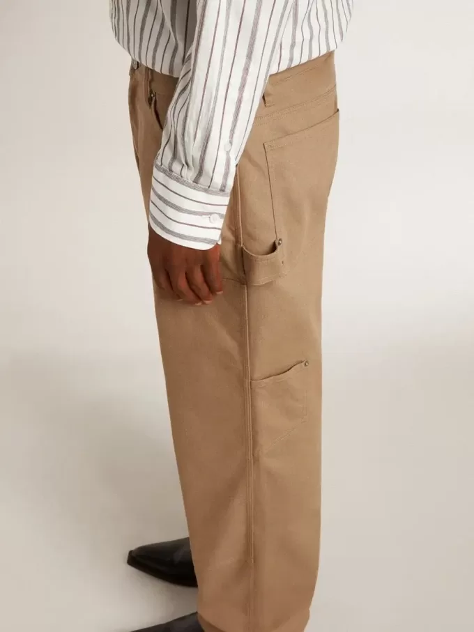 Beigefarbene Herrenhose mit Aufnähern