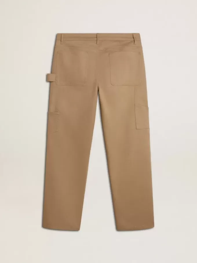 Beigefarbene Herrenhose mit Aufnähern
