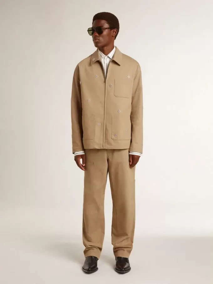 Beigefarbene Herrenjacke mit Blumenstickerei und durchgehendem Reißverschluss