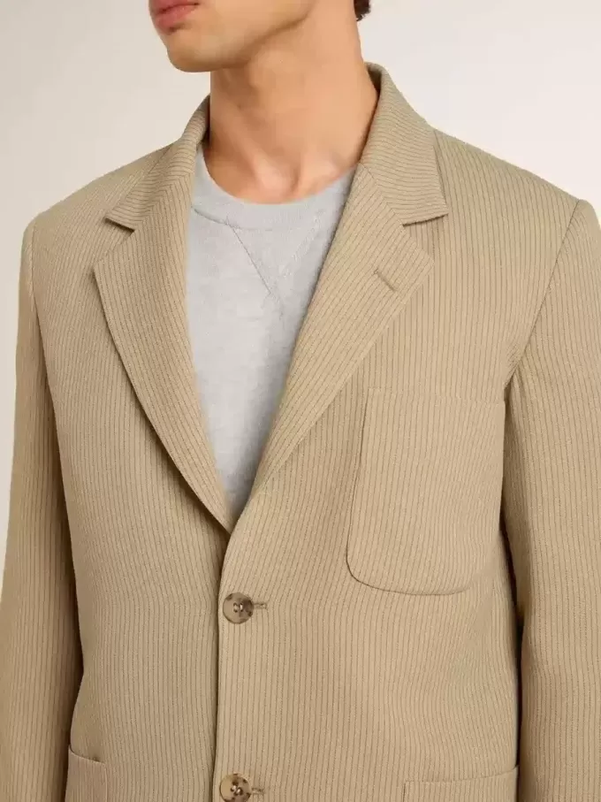 Beigefarbene Herrenjacke mit Nadelstreifen und einreihiger Knopfleiste in Oversize-Passform
