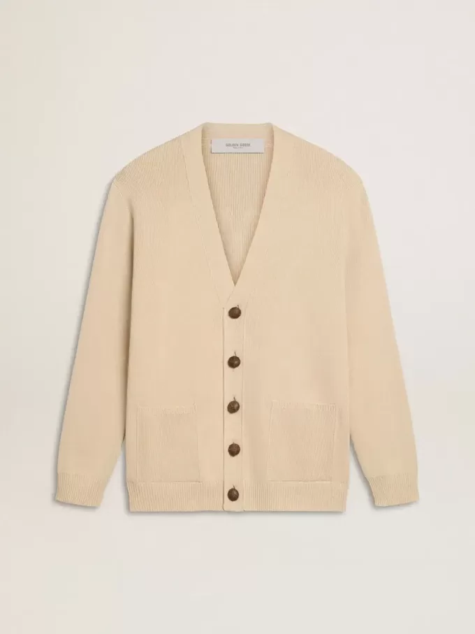 Beigefarbene Herrenstrickjacke mit „Golden”-Schriftzug auf der Rückseite Beigefarbene Herrenstrickjacke mit „Golden”-Schriftzug auf der Rückseite