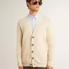 Beigefarbene Herrenstrickjacke mit „Golden”-Schriftzug auf der Rückseite Beigefarbene Herrenstrickjacke mit „Golden”-Schriftzug auf der Rückseite