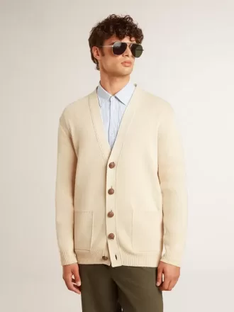 Beigefarbene Herrenstrickjacke mit „Golden”-Schriftzug auf der Rückseite