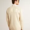 Beigefarbene Herrenstrickjacke mit „Golden”-Schriftzug auf der Rückseite Beigefarbene Herrenstrickjacke mit „Golden”-Schriftzug auf der Rückseite