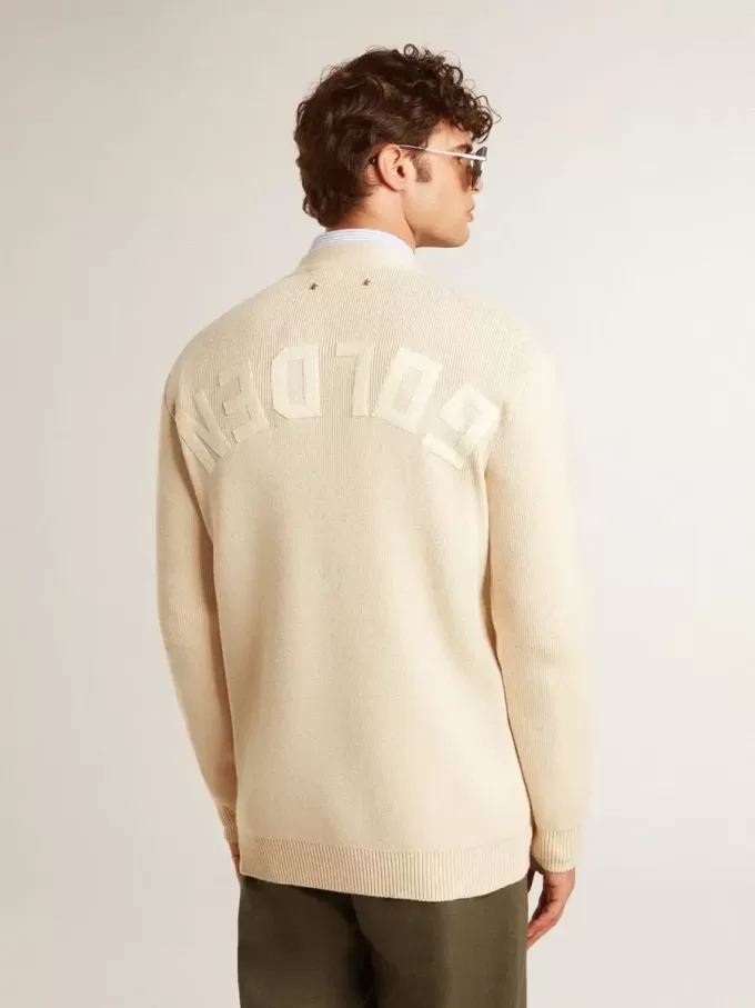 Beigefarbene Herrenstrickjacke mit „Golden”-Schriftzug auf der Rückseite Beigefarbene Herrenstrickjacke mit „Golden”-Schriftzug auf der Rückseite