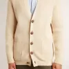 Beigefarbene Herrenstrickjacke mit „Golden”-Schriftzug auf der Rückseite Beigefarbene Herrenstrickjacke mit „Golden”-Schriftzug auf der Rückseite