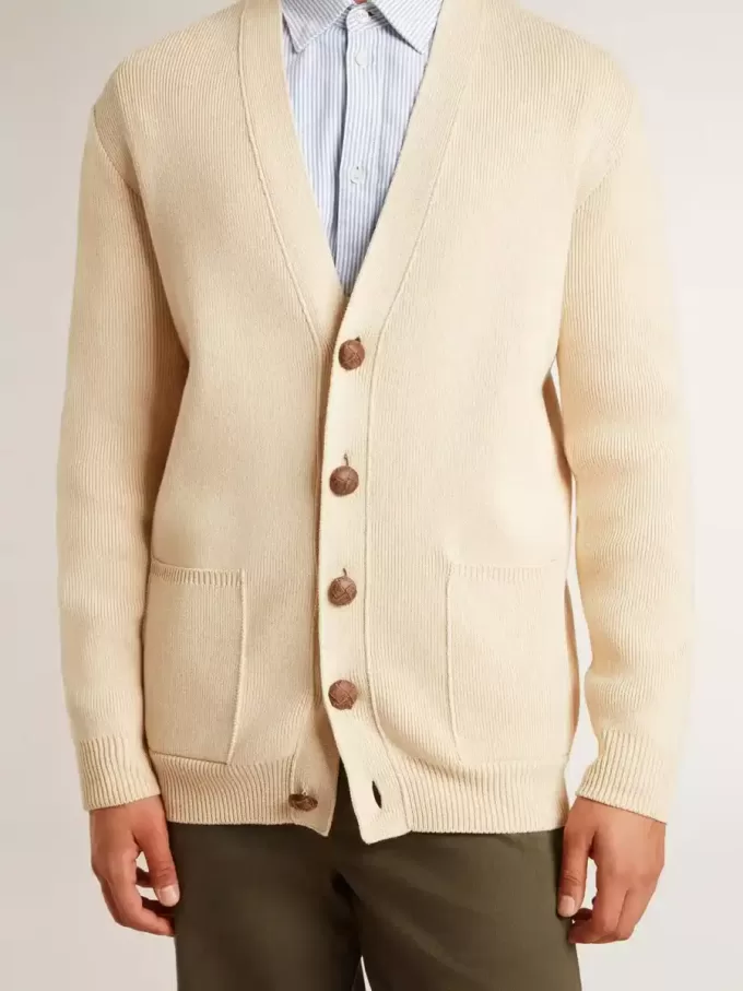 Beigefarbene Herrenstrickjacke mit „Golden”-Schriftzug auf der Rückseite Beigefarbene Herrenstrickjacke mit „Golden”-Schriftzug auf der Rückseite