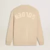 Beigefarbene Herrenstrickjacke mit „Golden”-Schriftzug auf der Rückseite Beigefarbene Herrenstrickjacke mit „Golden”-Schriftzug auf der Rückseite