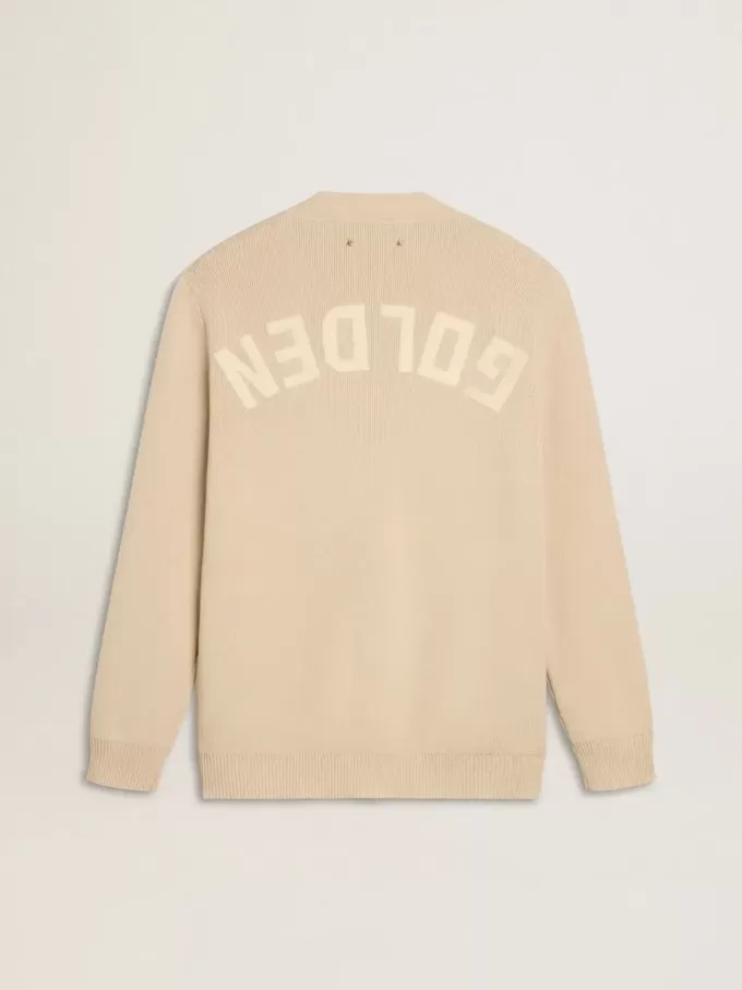 Beigefarbene Herrenstrickjacke mit „Golden”-Schriftzug auf der Rückseite Beigefarbene Herrenstrickjacke mit „Golden”-Schriftzug auf der Rückseite