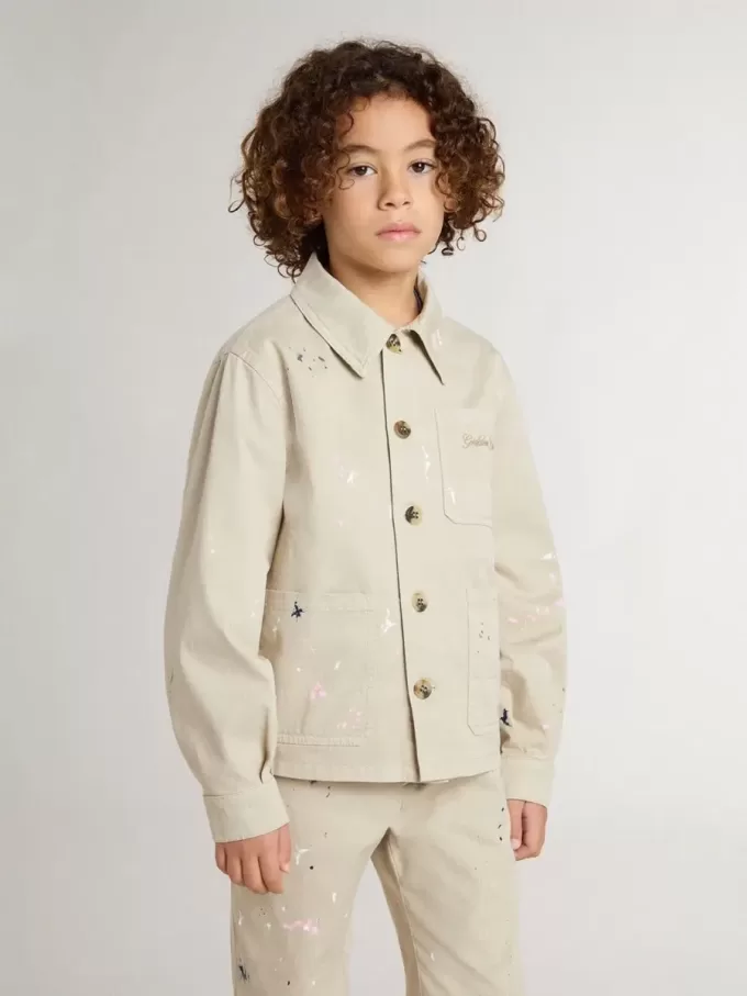 Beigefarbene Kinderjacke mit bunten Sprenkeln Beigefarbene Kinderjacke mit bunten Sprenkeln