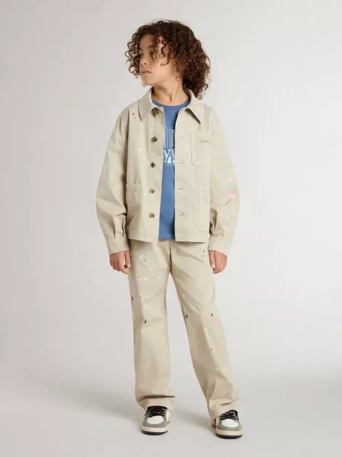 Beigefarbene Kinderjacke mit bunten Sprenkeln Beigefarbene Kinderjacke mit bunten Sprenkeln
