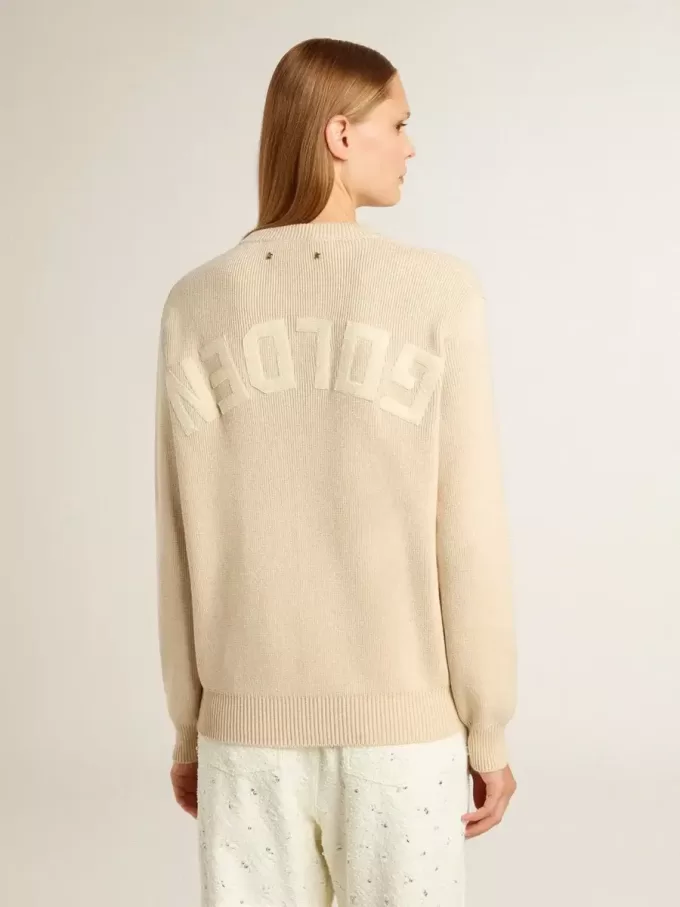 Beiger Damenpullover mit „Golden”-Schriftzug auf der Rückseite Beiger Damenpullover mit „Golden”-Schriftzug auf der Rückseite