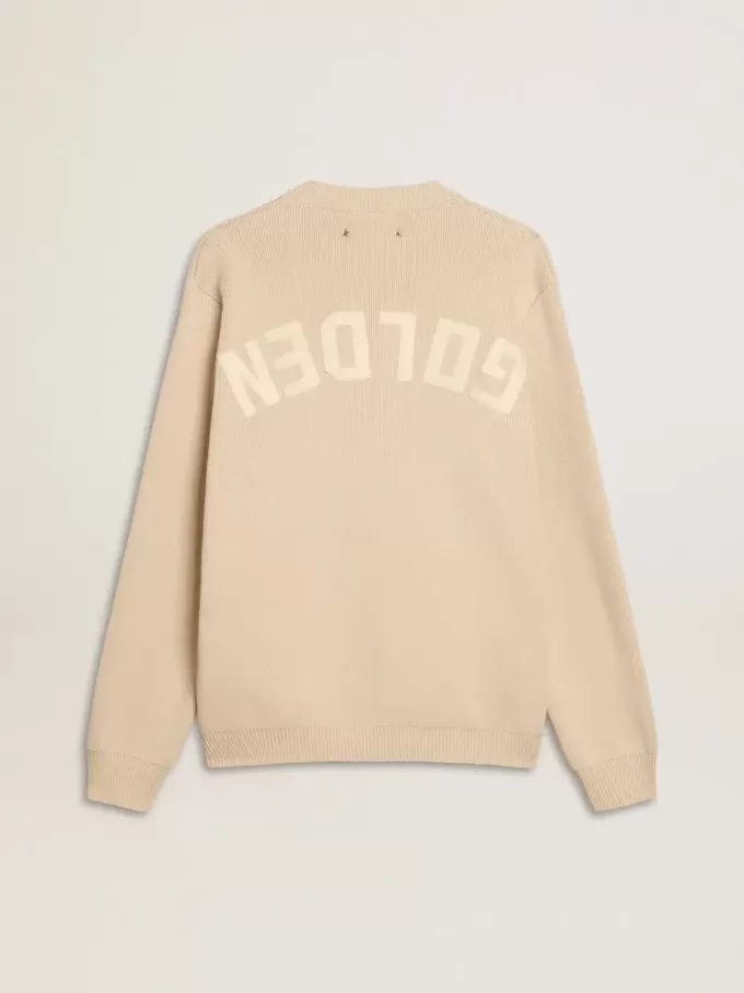Beiger Herrenpullover mit Rundhalsausschnitt und „Golden”-Schriftzug auf der Rückseite Beiger Herrenpullover mit Rundhalsausschnitt und „Golden”-Schriftzug auf der Rückseite