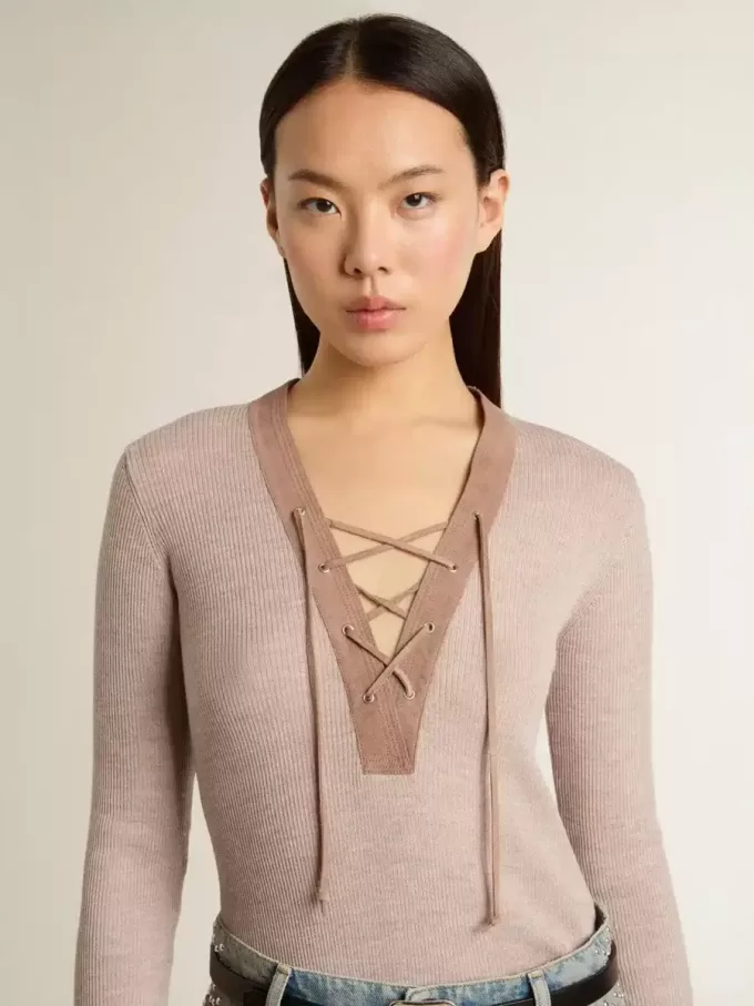 Beiger Wollpullover mit Lederdetails