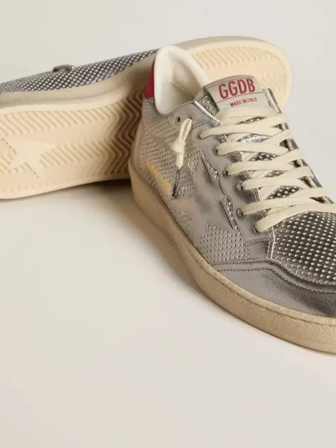 Bio-basierter Ball Star in Metallic-Silber mit silbernem Stern und roter Fersenlasche