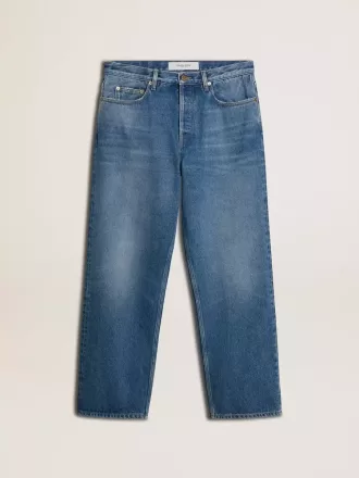 Blaue, locker sitzende Jeans mit mittlerer Waschung