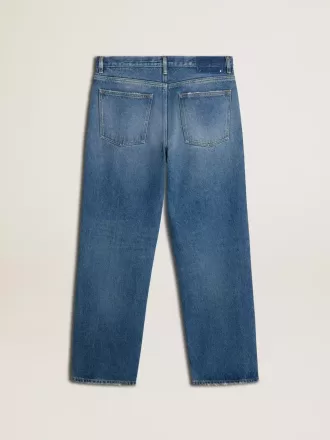 Blaue, locker sitzende Jeans mit mittlerer Waschung