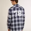 Blaues Herrenhemd mit 3D-Karomuster und Aufdruck auf der Rückseite Blaues Herrenhemd mit 3D-Karomuster und Aufdruck auf der Rückseite