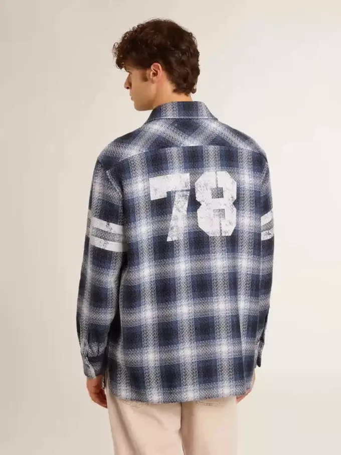 Blaues Herrenhemd mit 3D-Karomuster und Aufdruck auf der Rückseite Blaues Herrenhemd mit 3D-Karomuster und Aufdruck auf der Rückseite