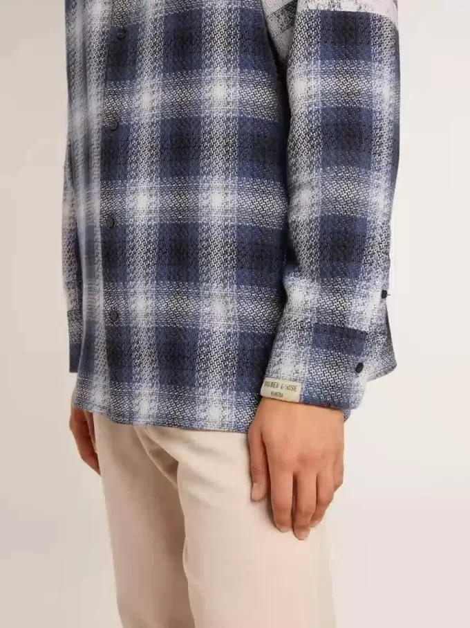 Blaues Herrenhemd mit 3D-Karomuster und Aufdruck auf der Rückseite Blaues Herrenhemd mit 3D-Karomuster und Aufdruck auf der Rückseite